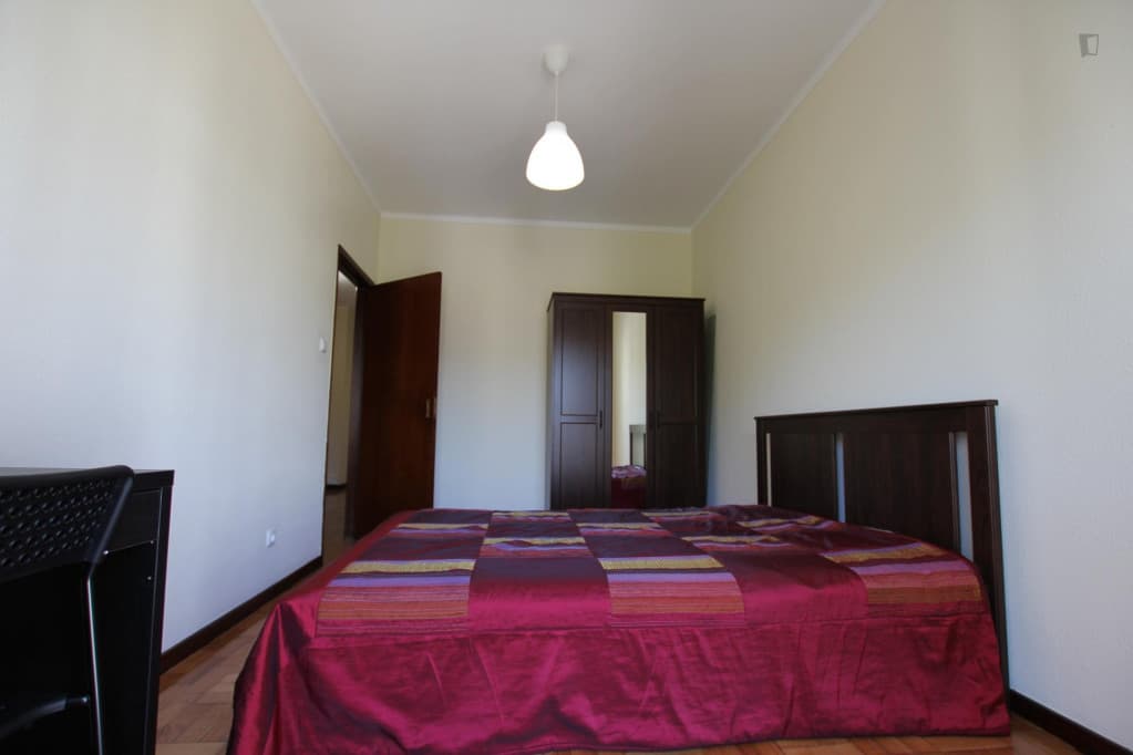 Comfortable double bedroom for a student near Braga Parque