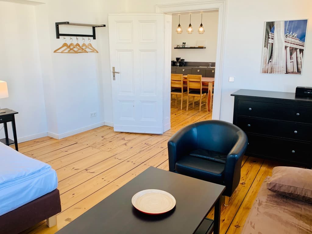 large rooms in classical Berlin building with lift close to Kollwitzplatz and ALEX photo 1