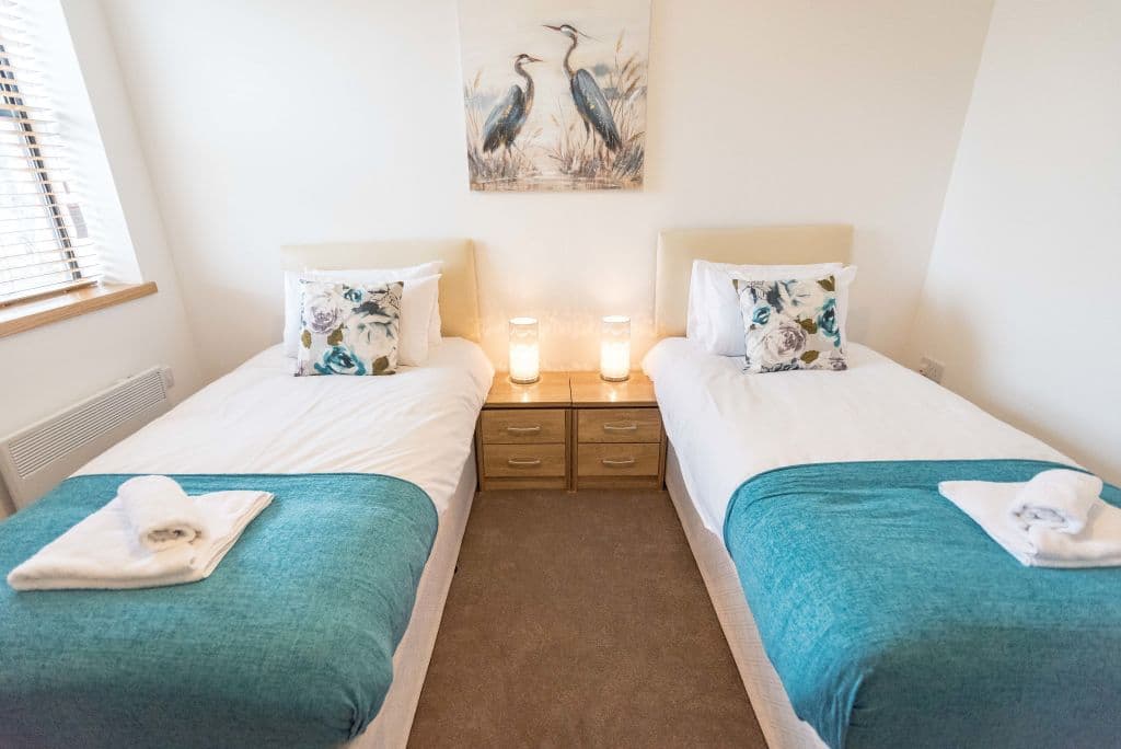 Modern Apartments - plenty of FREE Parking close to M4 photo 1
