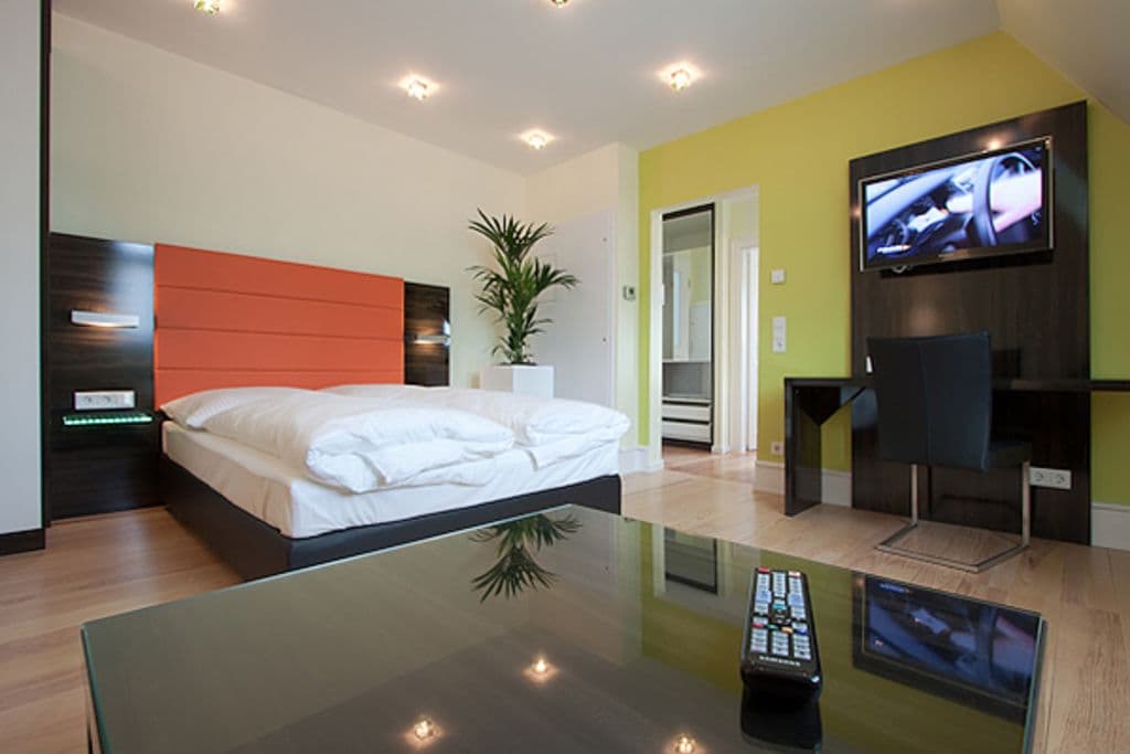 Full Service Design Apartment photo 1