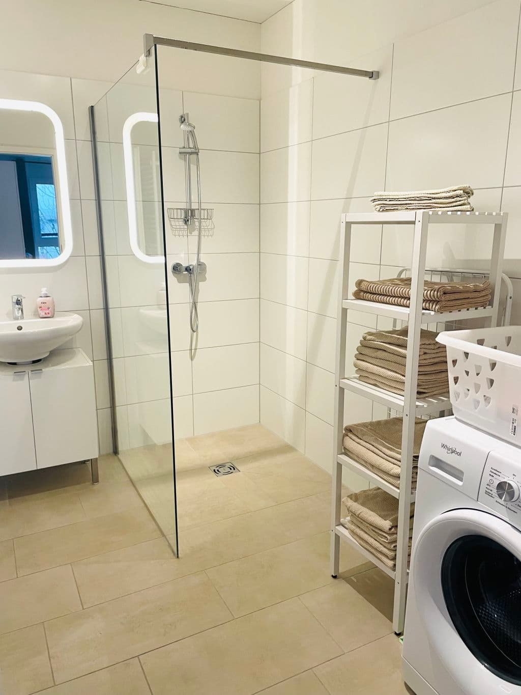 Modern apartment for 3 people in a good location including underground parking space photo 1