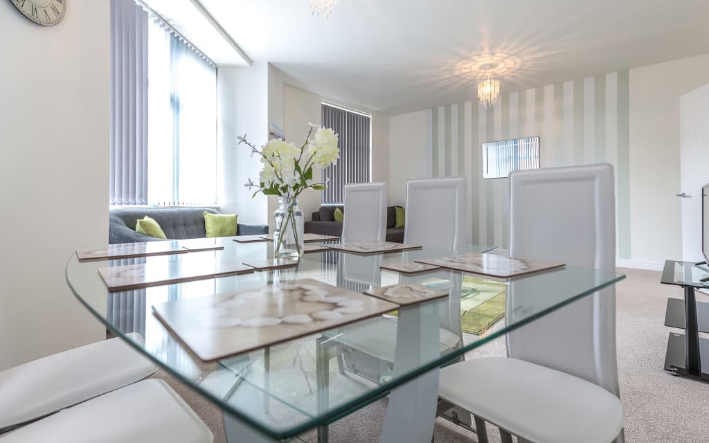 Luxury Two Bedroom Apartment with En-suite in Swindon photo 1
