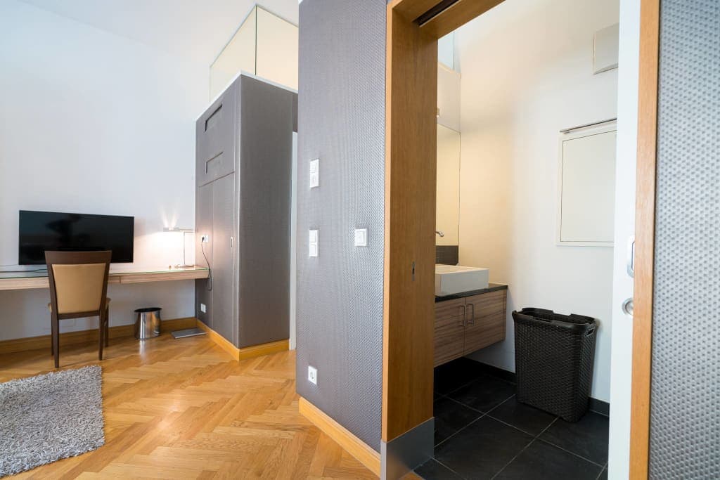 Noble apartment with charme right at the U2 station Rathaus photo 1