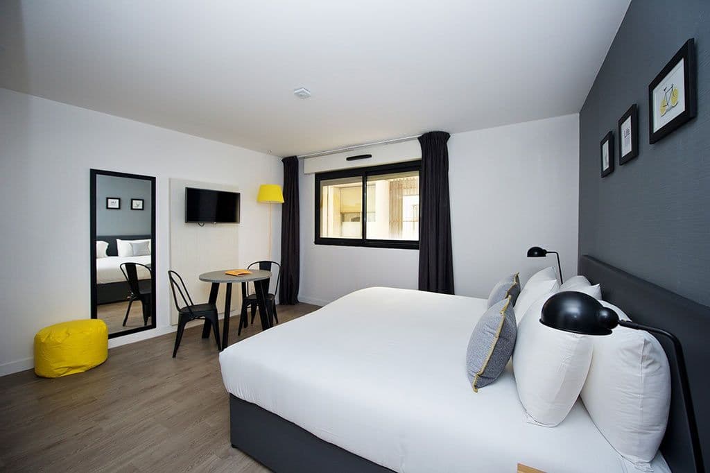 Modern & contemporary studio a few minutes from the Old Port! photo 1