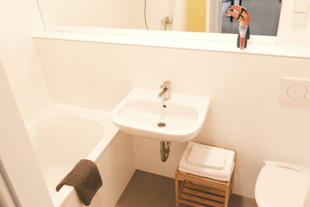 Centrally located 2 bedrooms and 2 bathrooms with terrace in quiet courtyard photo 1