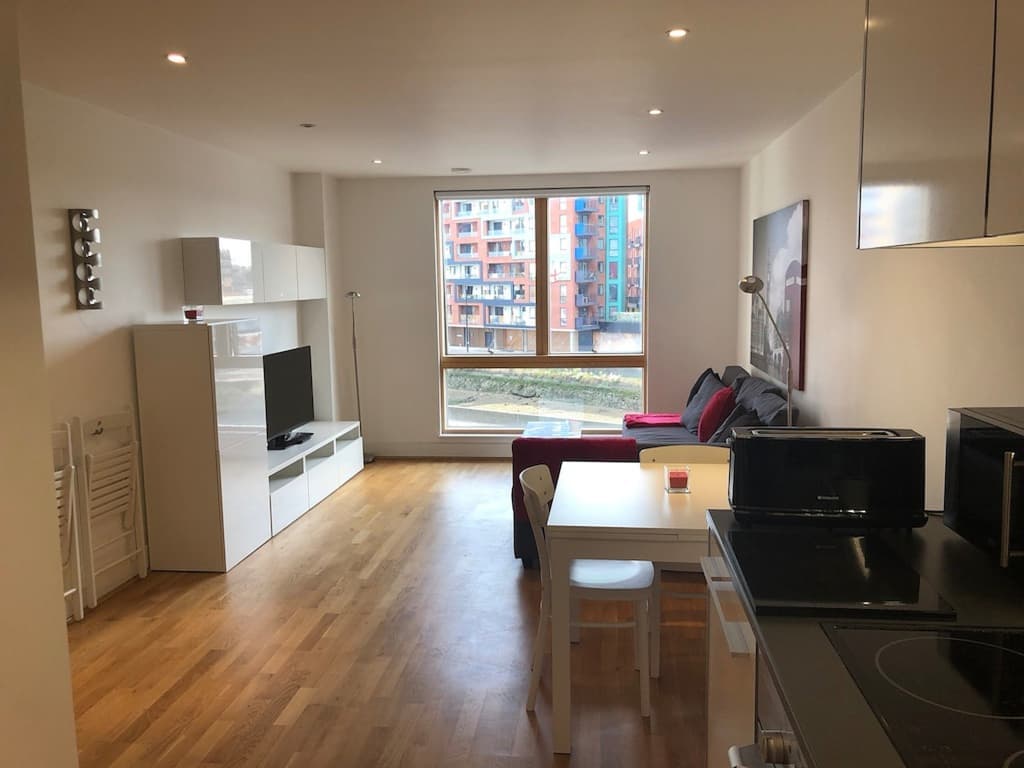 1 Bed Apartment with Quay View and Parking photo 1