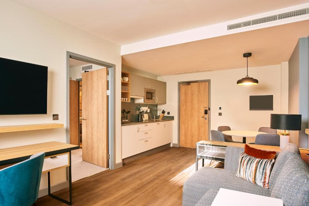 Modern one-bedroom apartment in Slough photo 1