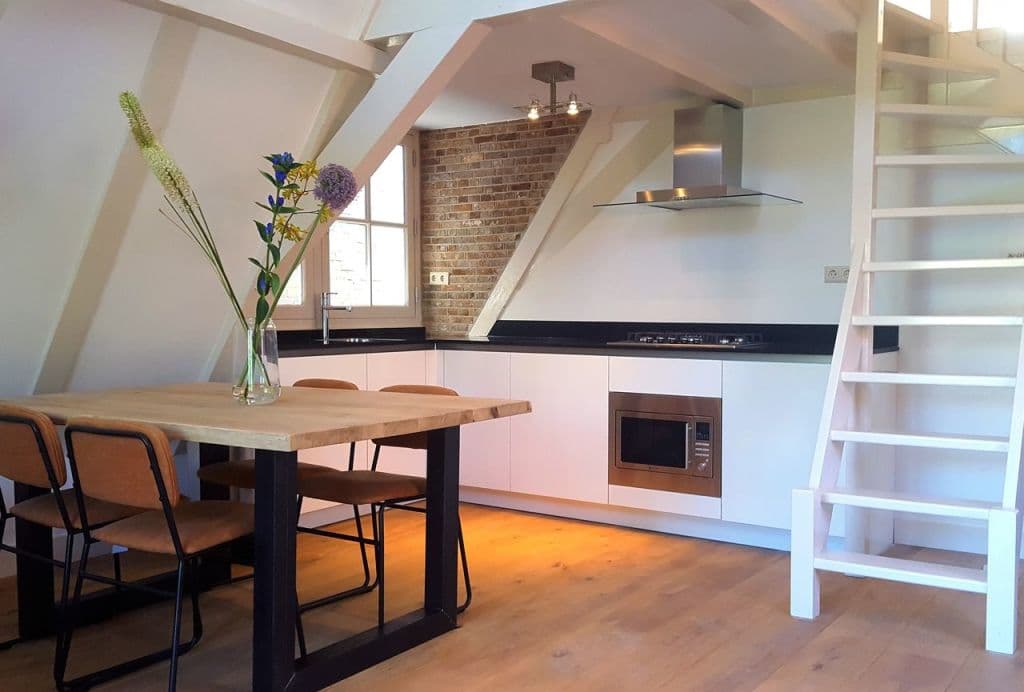 Characteristic apartment in a newly renovated building on the Haarlemmerplein. photo 1