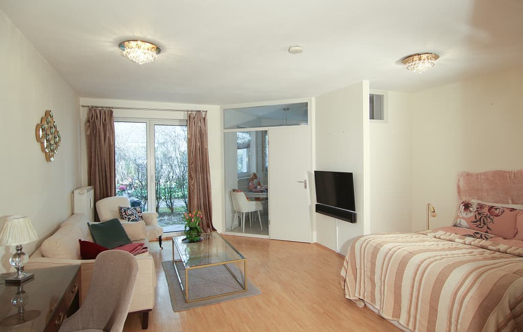 High-quality apartment with its own parking space - between Theresienwiese and the main train station photo 1