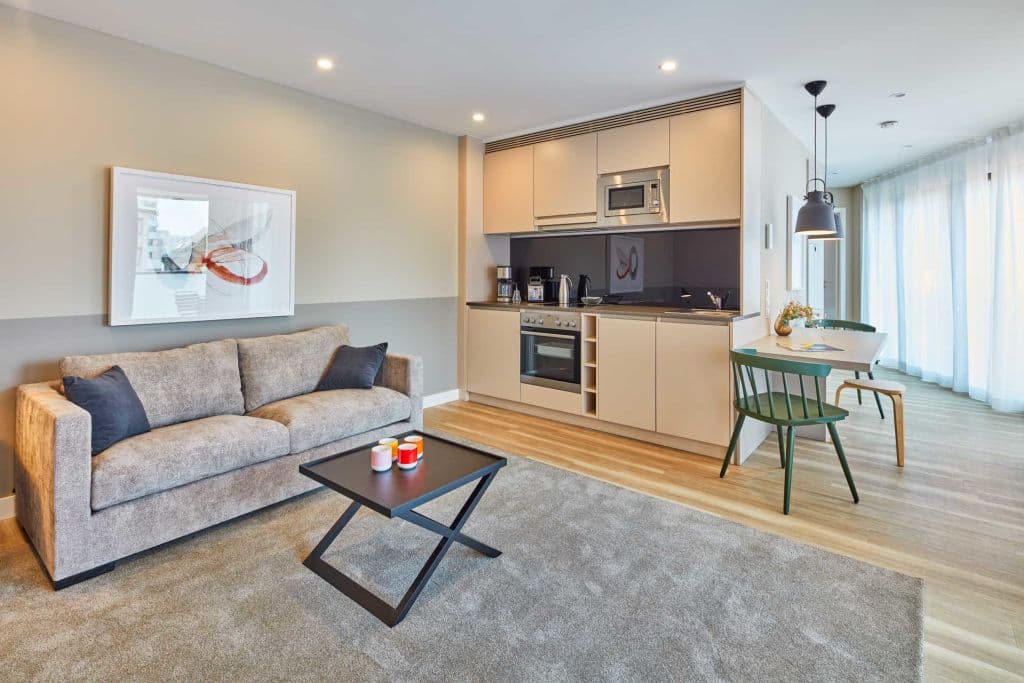 Fully equipped 2-room business apartment with balcony photo 1