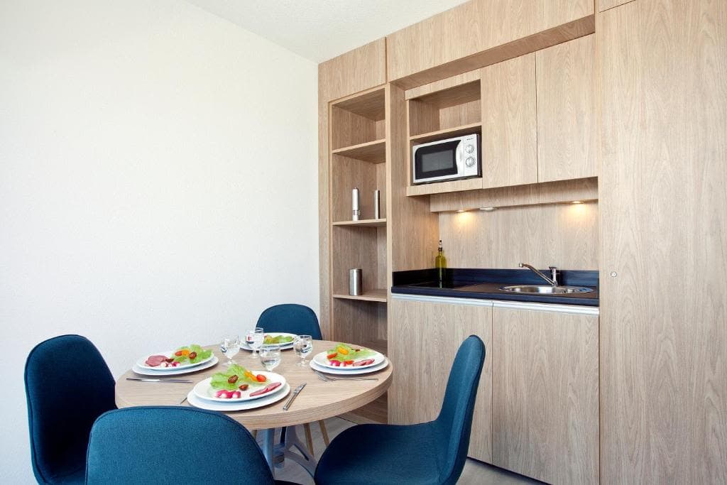 Spacious three-room apartment in Lyon's business district photo 1