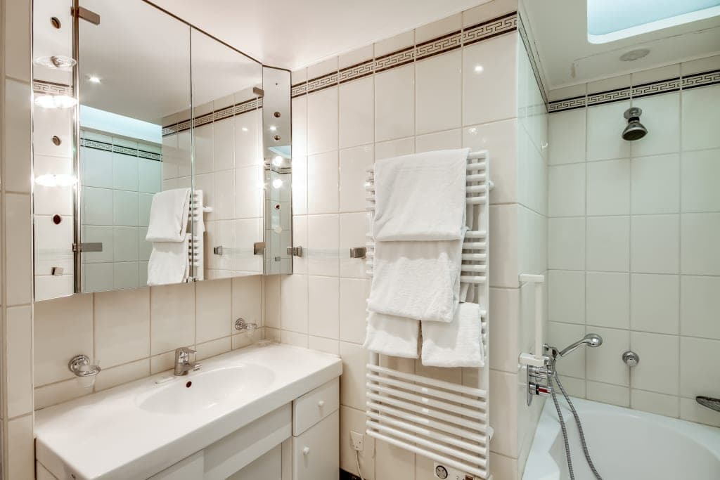 1-bedroom, 1-bathroom pied-a-terre - Champs Elysees photo 1