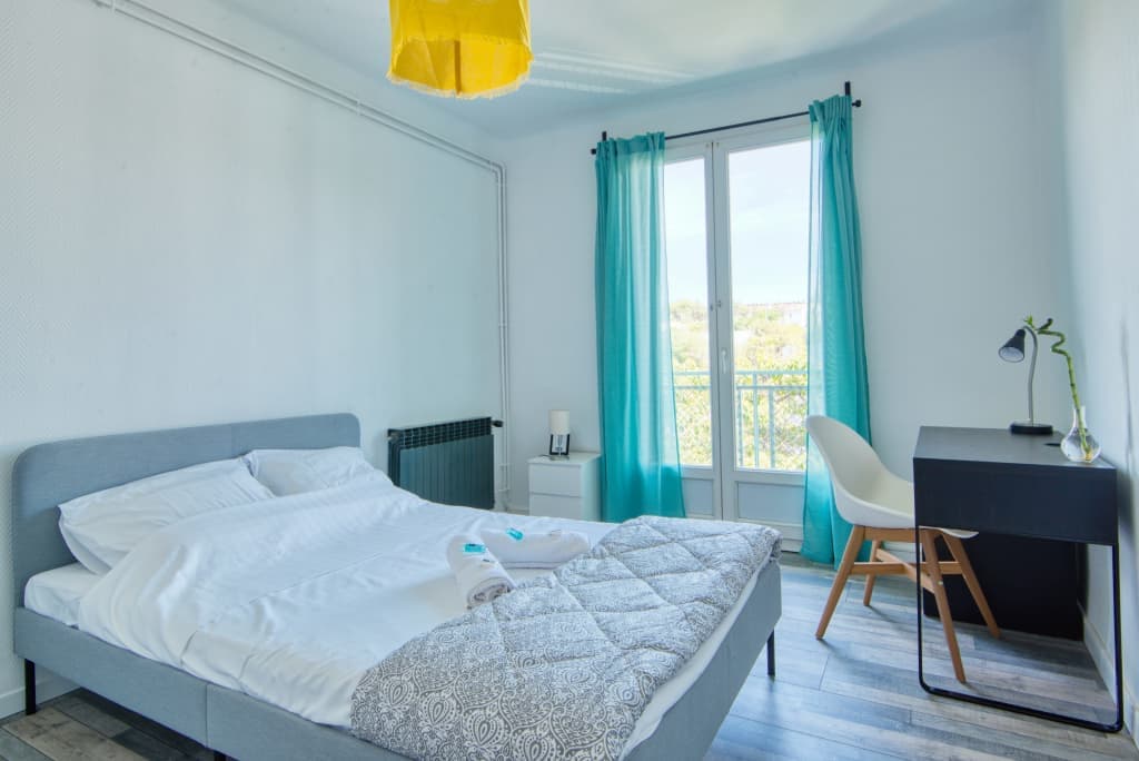 Room N° 2 with balcony in a 103m² apartment 1/2 hour from Gare St-Charles photo 1