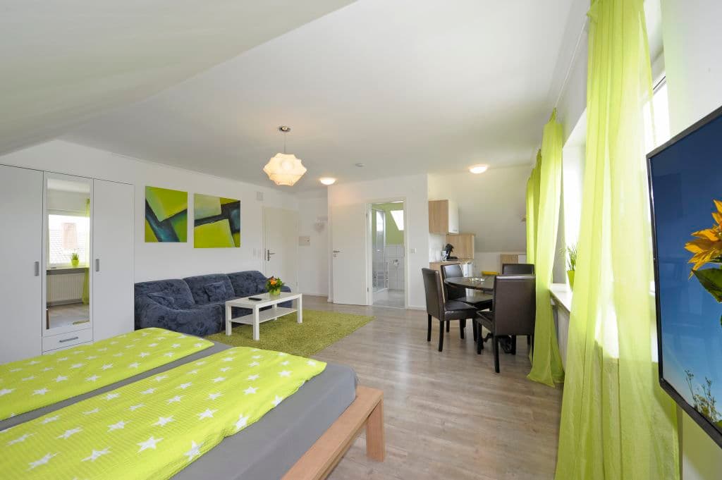Modern, bright studio apartment, conveniently located photo 1
