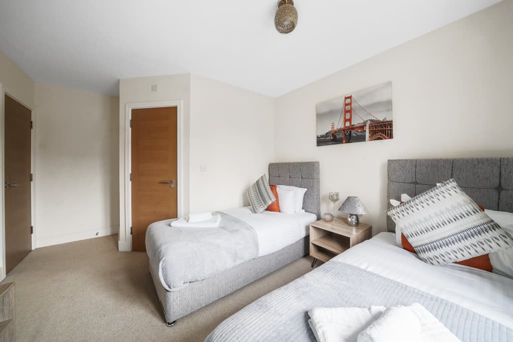 London Heathrow Living Serviced House 4 bedrooms 2.5 bathrooms up to 9 beds photo 1