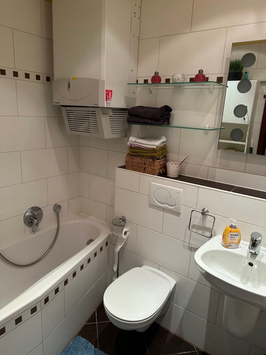 Fully furnished renovated two room apartment. photo 1