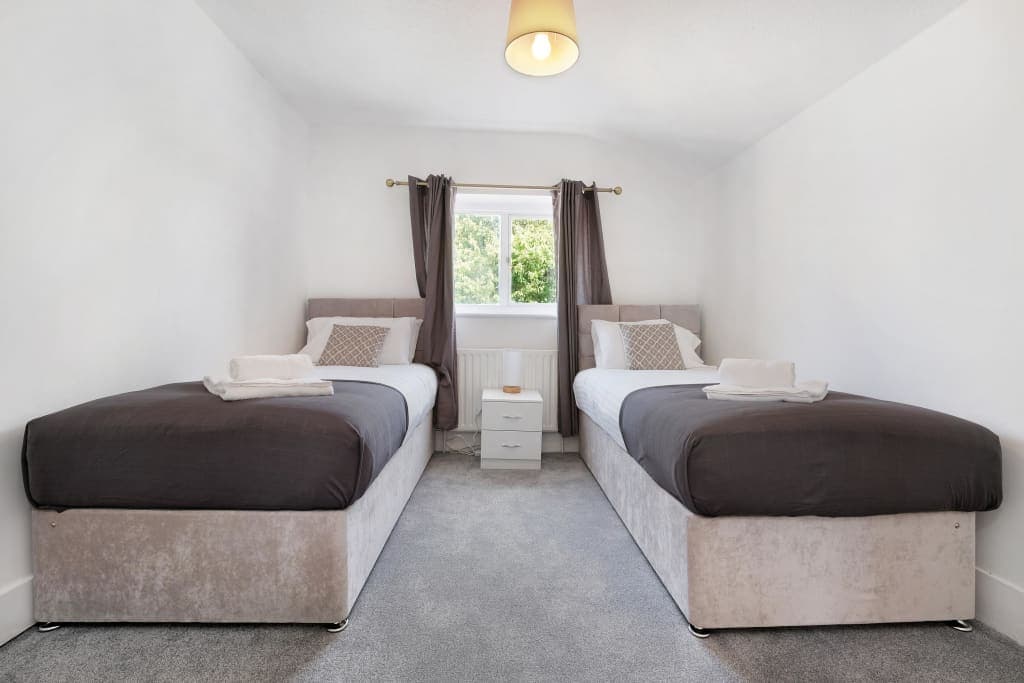 Two-storey house with 5 bedrooms just south of Heathrow Airport photo 1
