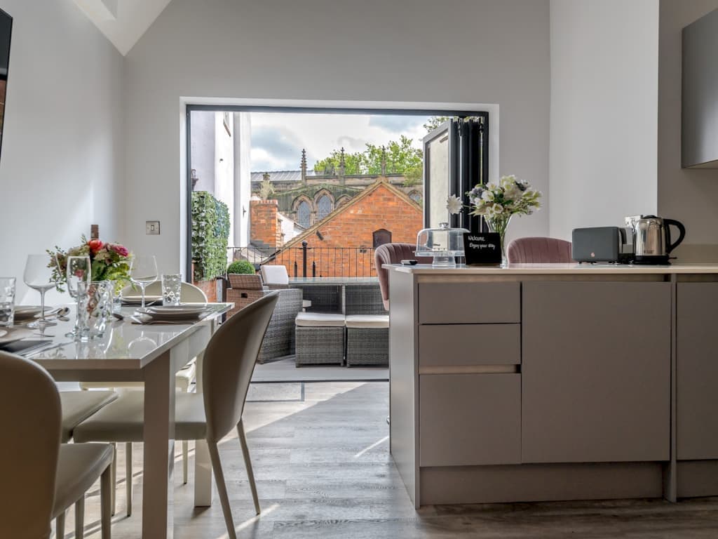 Pass the Keys |1 bed 40D Dahlia Contemporary town centre apartment photo 1