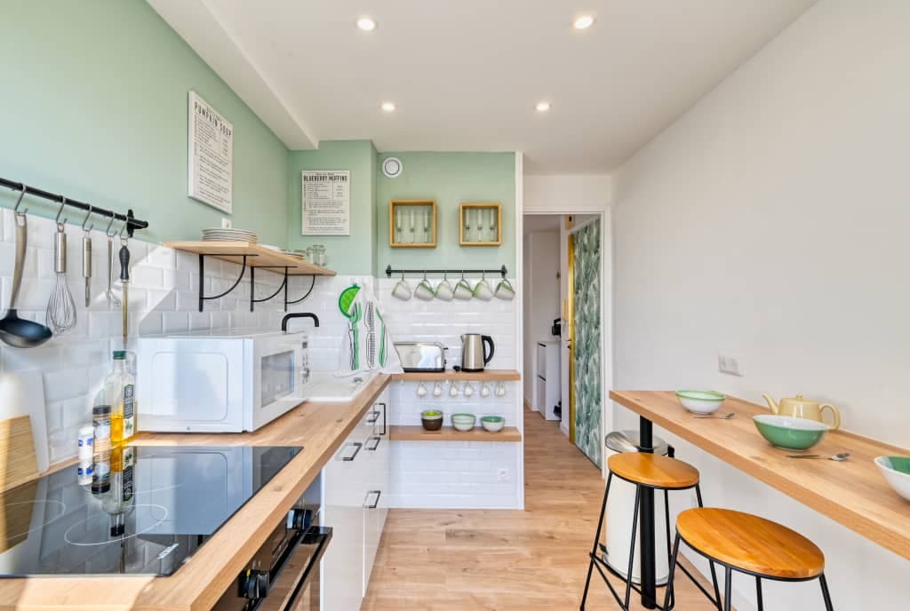 Private room in beautiful shared apartment 9 minutes from the metro photo 1