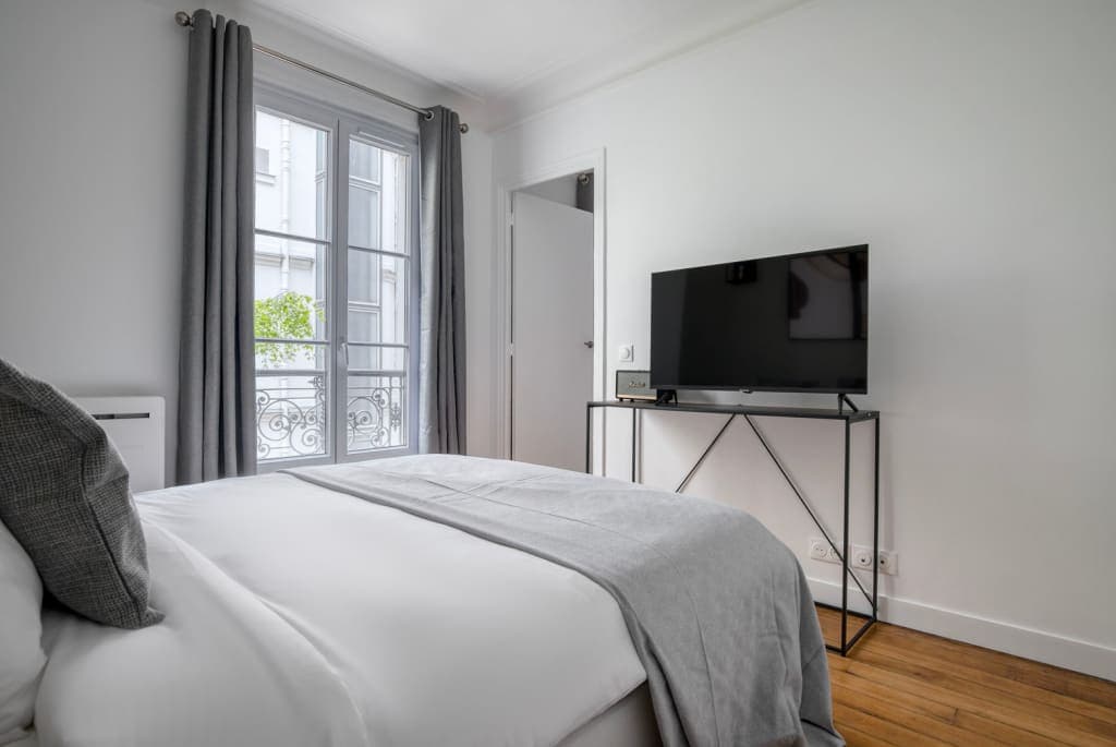 Victor Hugo 1br w/ elevated, nr Trocadero Garden photo 1