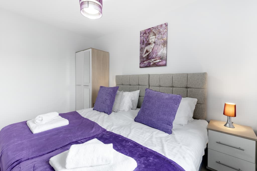 Modern 4 Bedroom House With Parking in Farnham Royal, Slough photo 1
