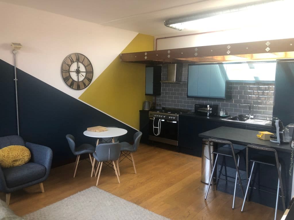 2 Bed 1 Bath Apartment in Town Centre - with parking photo 1