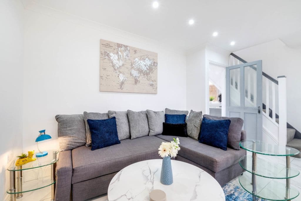 3 Bedroom House with Parking in Windsor - Family and Contractor friendly photo 1