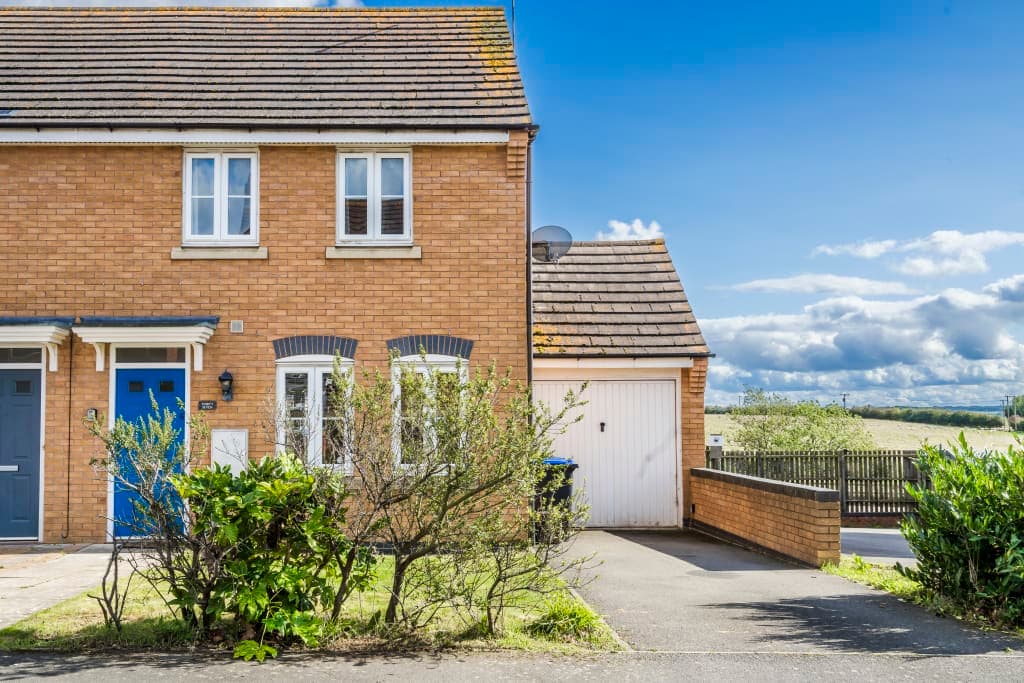 Robinson Way House | 3 BR House with Garden & Parking in Northampton photo 1