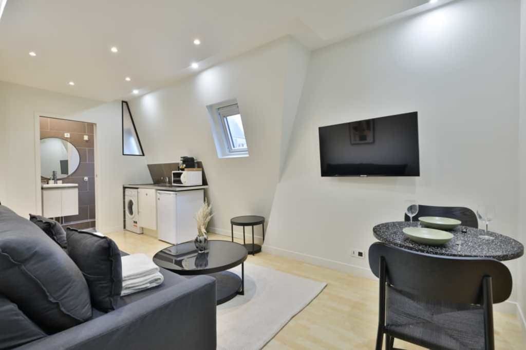 Modern Studio Apartment photo 1