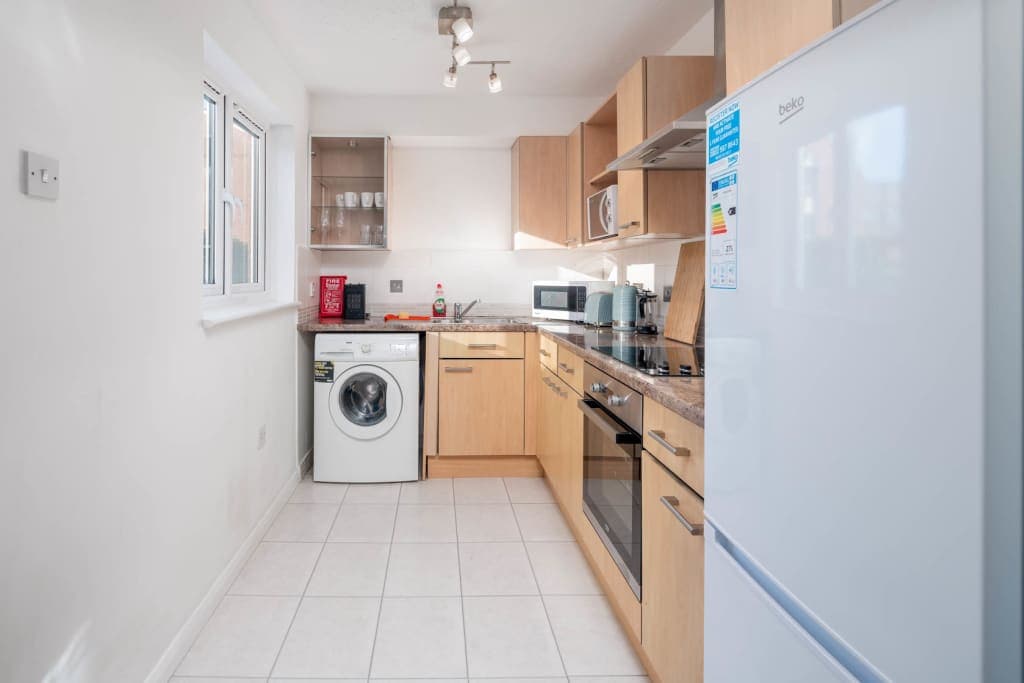 Crawley Spacious 1 Bedroom Apartment with Parking photo 1