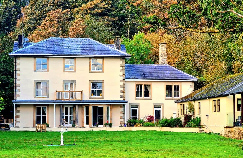 4-Bedroom Cottage with Hot Tub photo 1