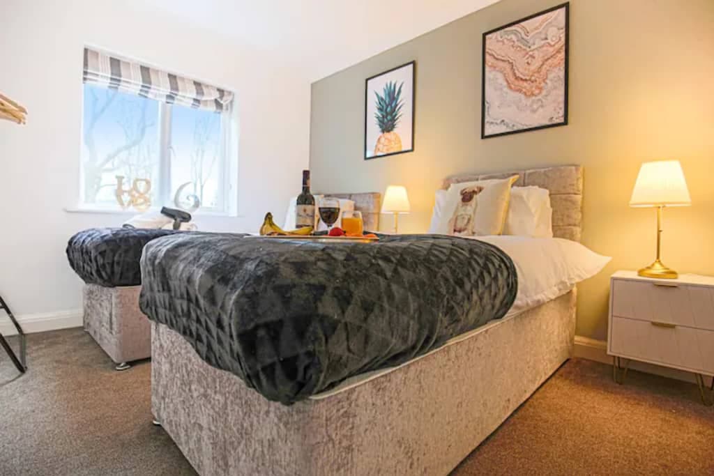 6 Bedroom House- Free Parking, Fast Wifi & SmartTV photo 1