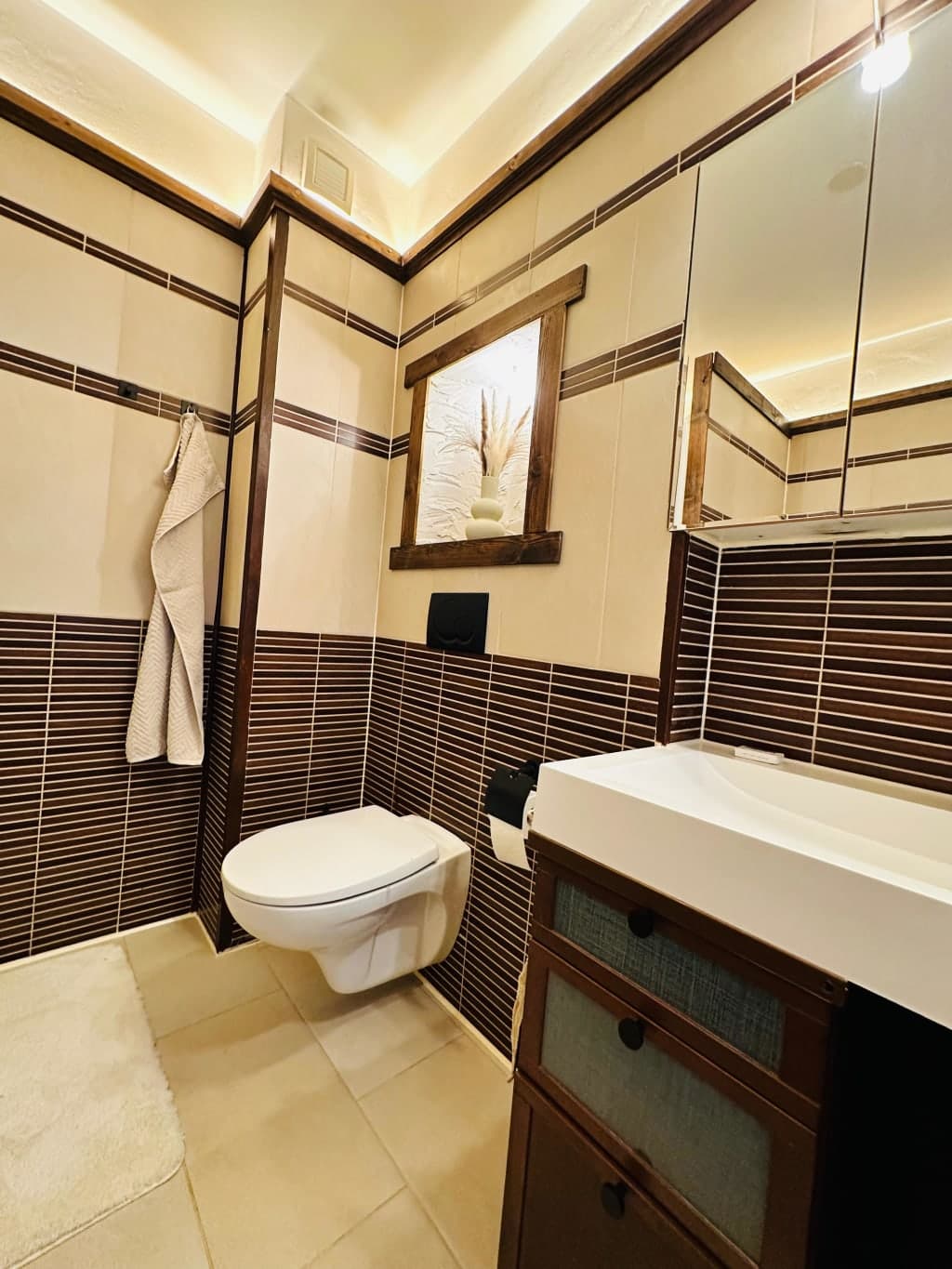 Fantastic quiet attic apartment with a whirlpool, balcony and office in an industrial look photo 1