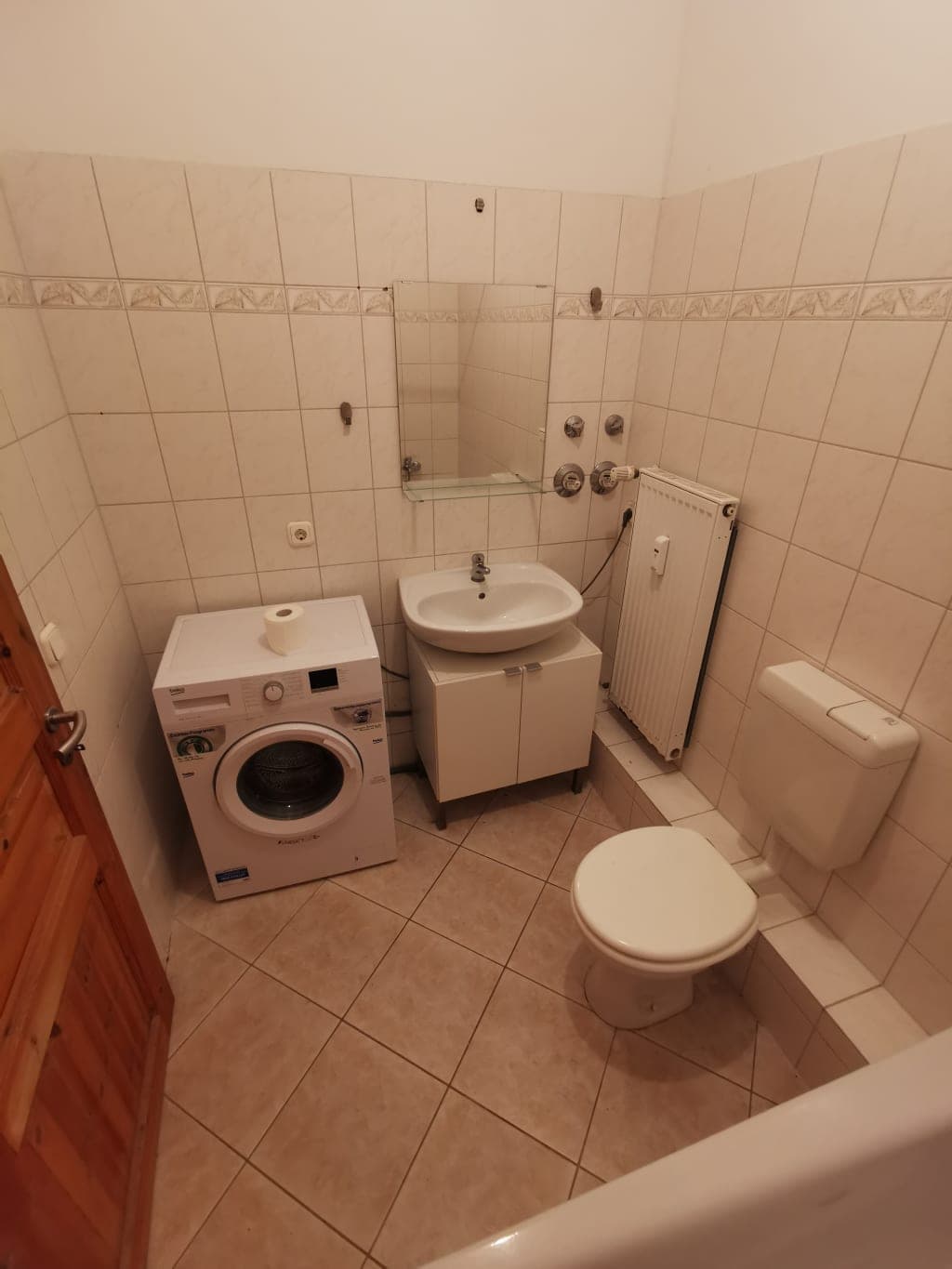 Prime location: 1 room apartment (fully furnished) in a quiet dead end road photo 1