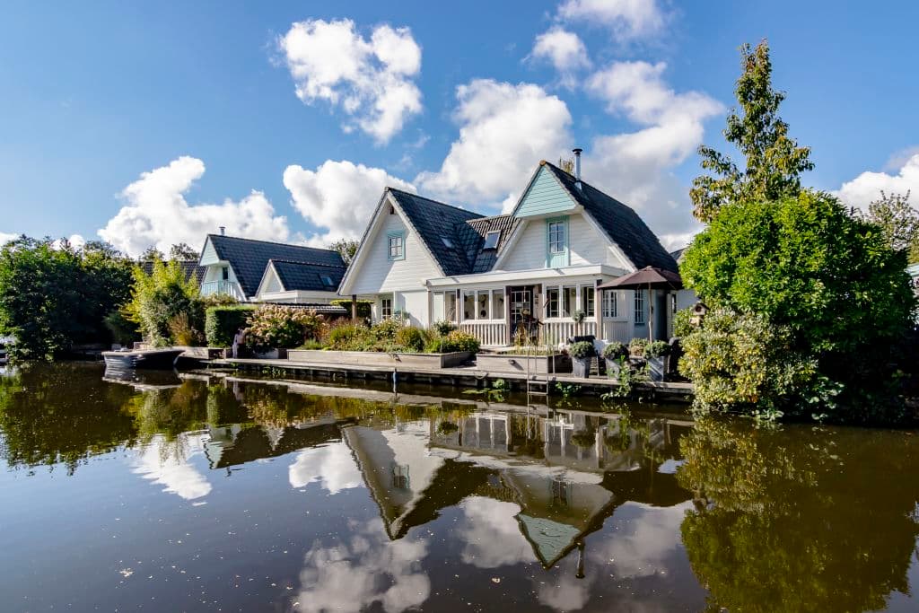 Large house, 2 floors with 5 bedrooms on open waterways photo 1