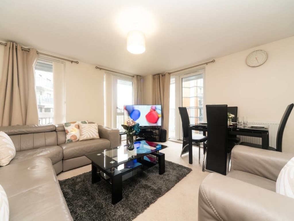 Modern 2 bedroom and 2 Bath Apartment in London photo 1
