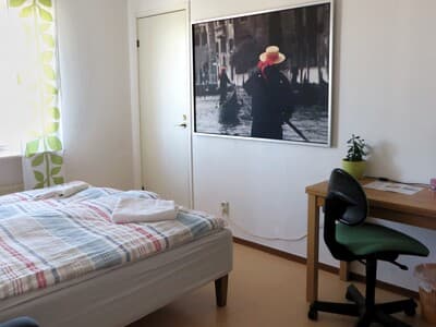 Spacious room with walk-in closet photo 1