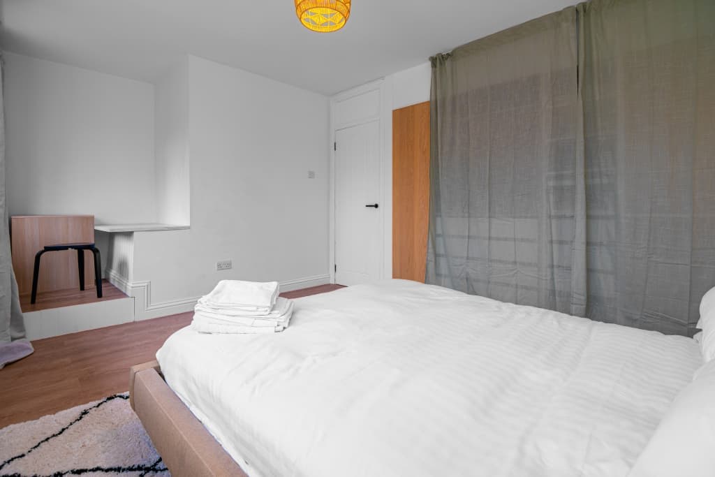 Beautiful Stylish Two Bedroom Apartment in Epsom photo 1