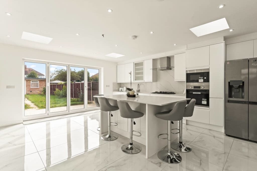 Contractor House - 4 Bedrooms - Direct Heathrow Access - Free Parking, Fast WiFi and Smart TV by Yoko Property photo 1