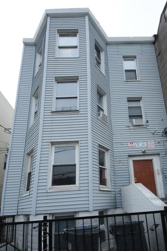 Host In Bronx - Manhattan photo 1