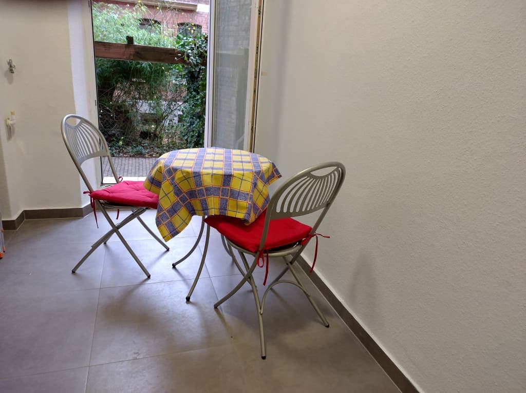 Centrally located, high-quality furnished 4-room apartment with city garden photo 1