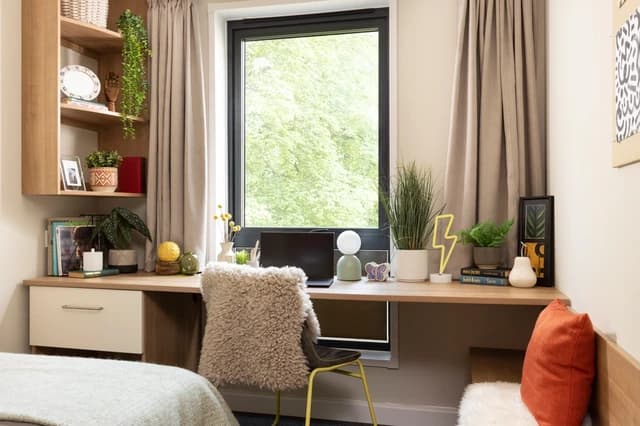 Large High Double En-Suite: Three Bedroom Flat - 3