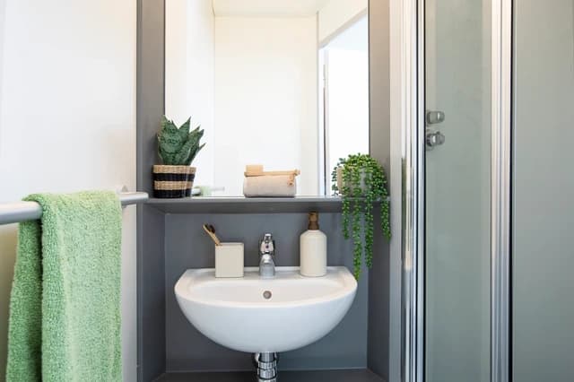 Large High Double En-Suite - 3