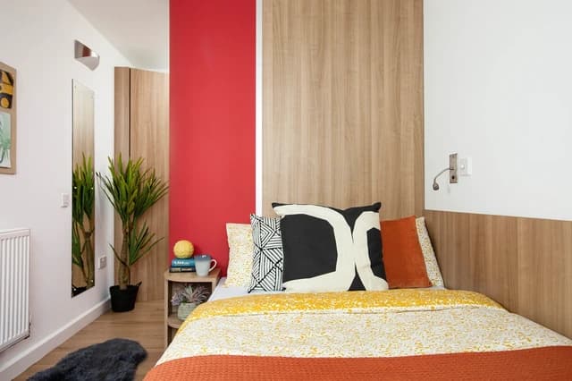 Large High Double En-Suite - 1