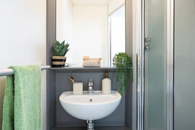 Large High Double En-Suite - 1
