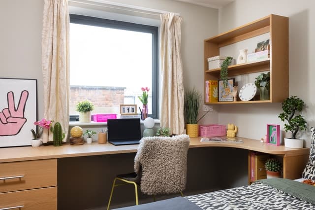 Large High Double En-Suite: Three Bedroom Flat - 2