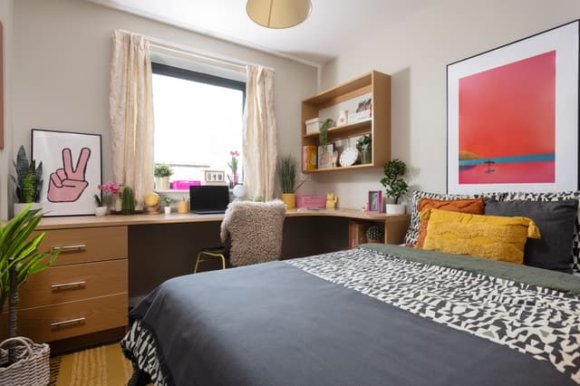 Small High Double En-Suite: Three Bedroom Flat - 1