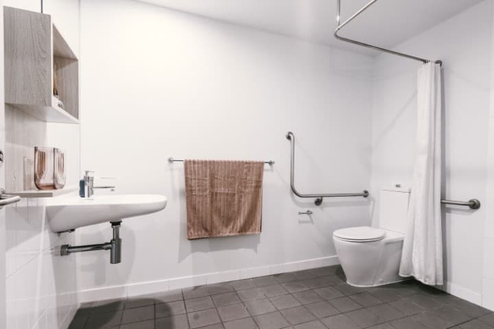 Queen / Adaptable Studio - 5