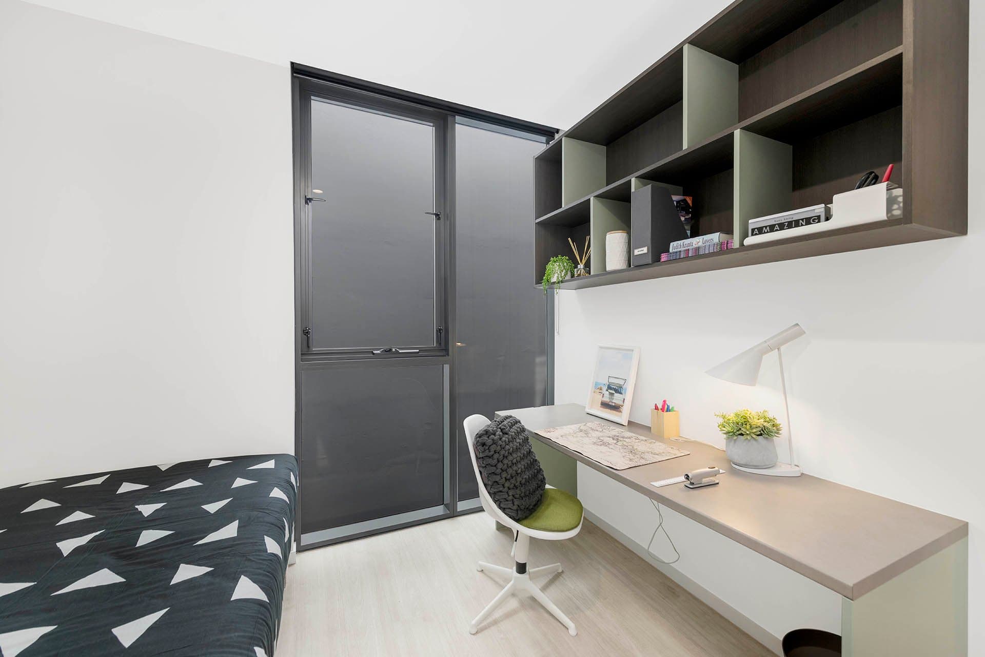 King Single Bed With 2 Bed Apartment With Views - 8