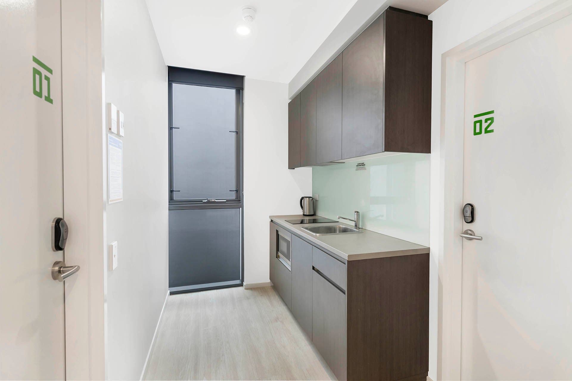 King Single Bed With 2 Bed Apartment With Views - 5